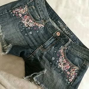 American Eagle 🌸floral embroidered🌼 cut offs